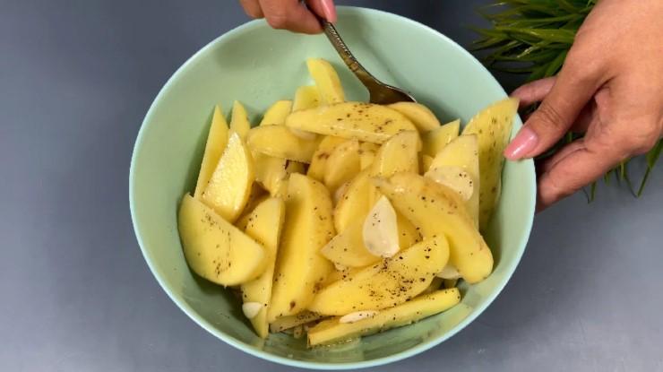 Беру картоплю та минтай: готую смачну вечерю за простим рецептом