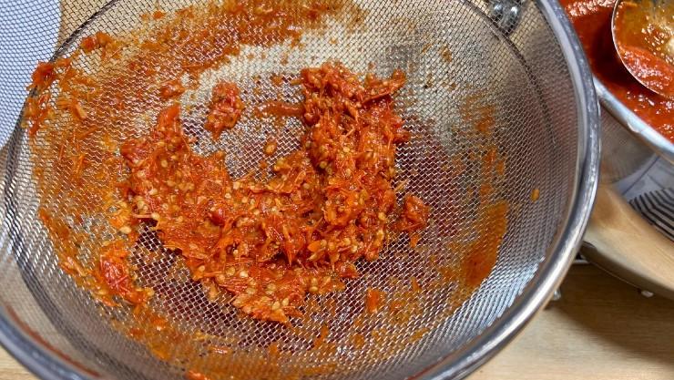 Томатний соус для піци на зиму з перцем, часником та базиліком