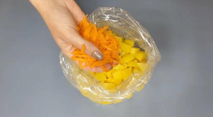 Коли хочеться смачно поїсти, але ліньки стояти біля плити: готую м'ясо на вечерю в пакеті для запікання