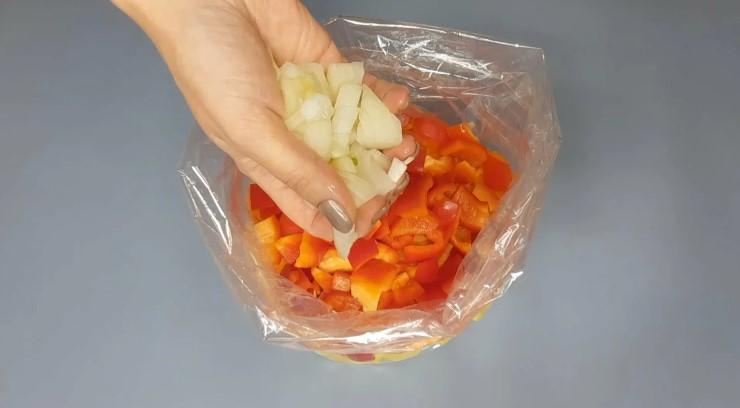 Коли хочеться смачно поїсти, але ліньки стояти біля плити: готую м'ясо на вечерю в пакеті для запікання