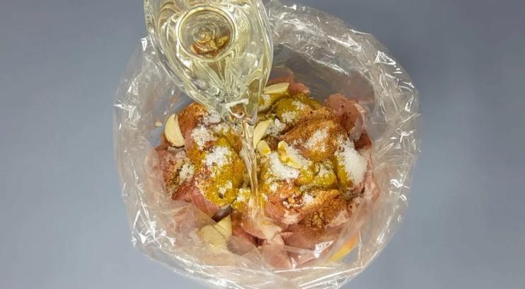 Коли хочеться смачно поїсти, але ліньки стояти біля плити: готую м'ясо на вечерю в пакеті для запікання