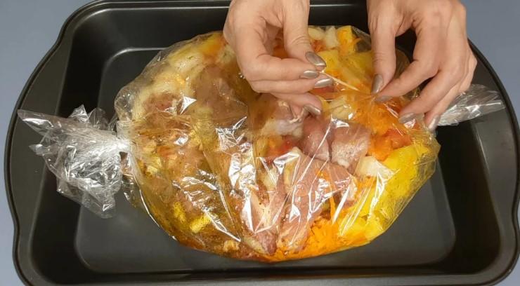 Коли хочеться смачно поїсти, але ліньки стояти біля плити: готую м'ясо на вечерю в пакеті для запікання