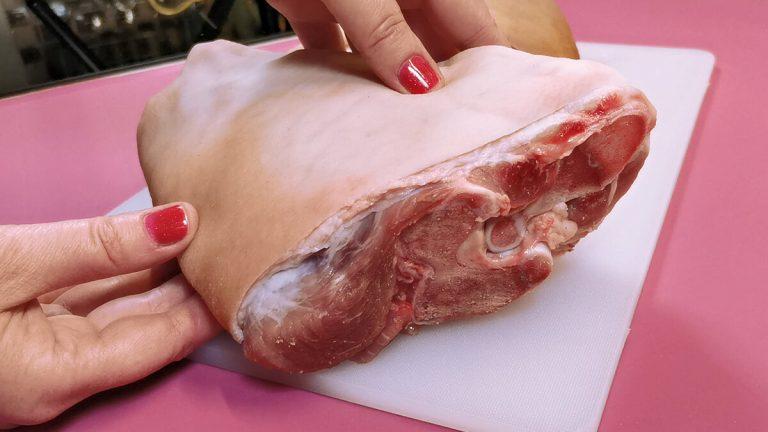 Дивовижно смачна рулька: м'ясо тане в роті, а вся справа в маринаді