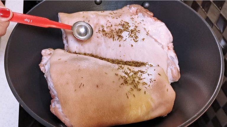 Дивовижно смачна рулька: м'ясо тане в роті, а вся справа в маринаді