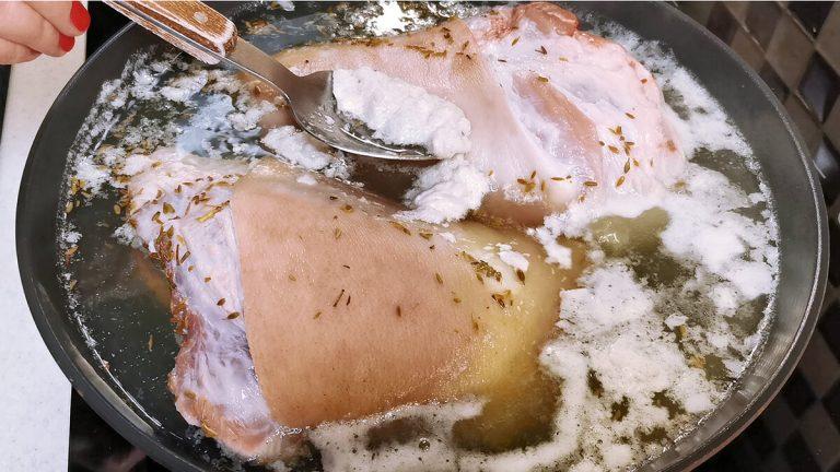 Дивовижно смачна рулька: м'ясо тане в роті, а вся справа в маринаді