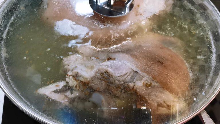 Дивовижно смачна рулька: м'ясо тане в роті, а вся справа в маринаді