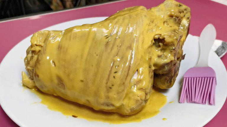 Дивовижно смачна рулька: м'ясо тане в роті, а вся справа в маринаді