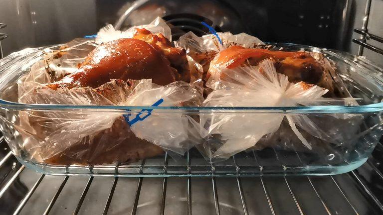 Дивовижно смачна рулька: м'ясо тане в роті, а вся справа в маринаді