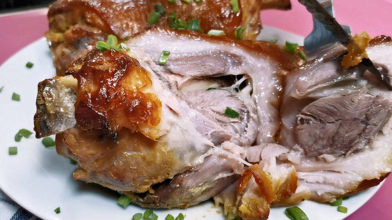 Дивовижно смачна рулька: м'ясо тане в роті, а вся справа в маринаді