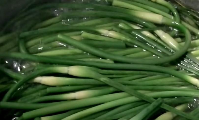 Маринуємо часникові стрілки: шикарна закуска