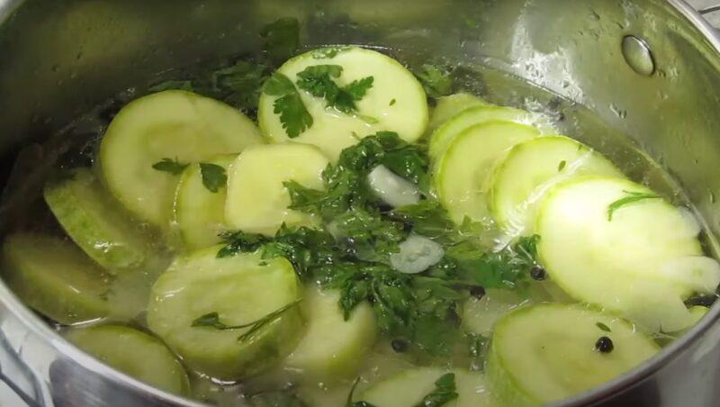 Влітку завжди на столі мариновані кабачки. Улюблена закуска моєї родини