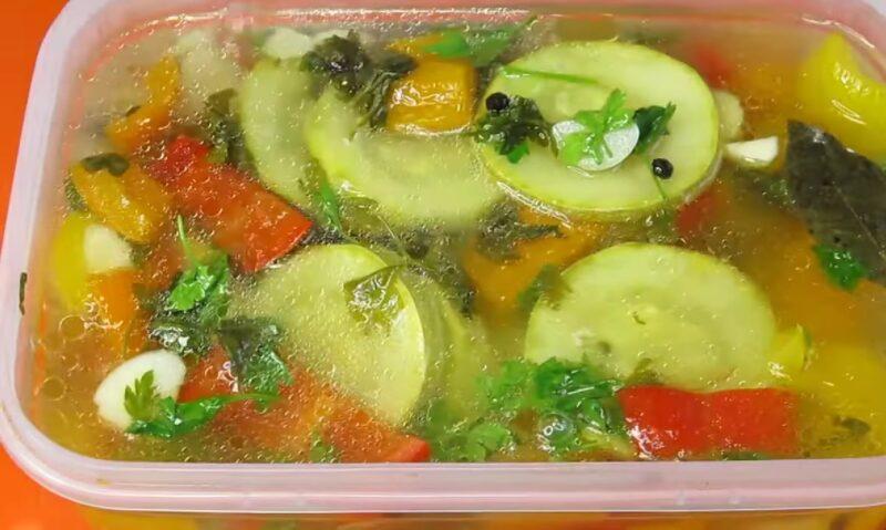 Влітку завжди на столі мариновані кабачки. Улюблена закуска моєї родини