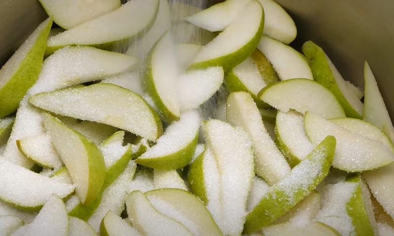 Осінній смак у банці: рецепт ароматного варення з груш та лимона