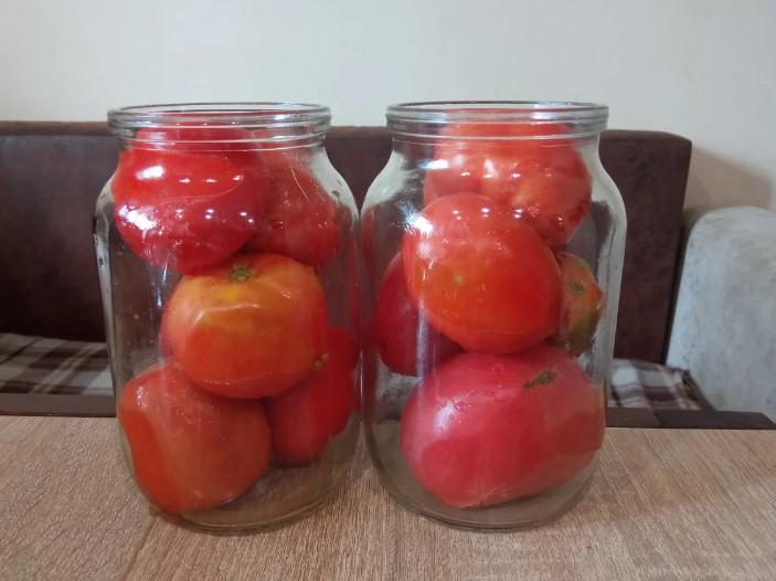 Помідори настільки прості та смачні, що цього року не замислюючись консервую лише так