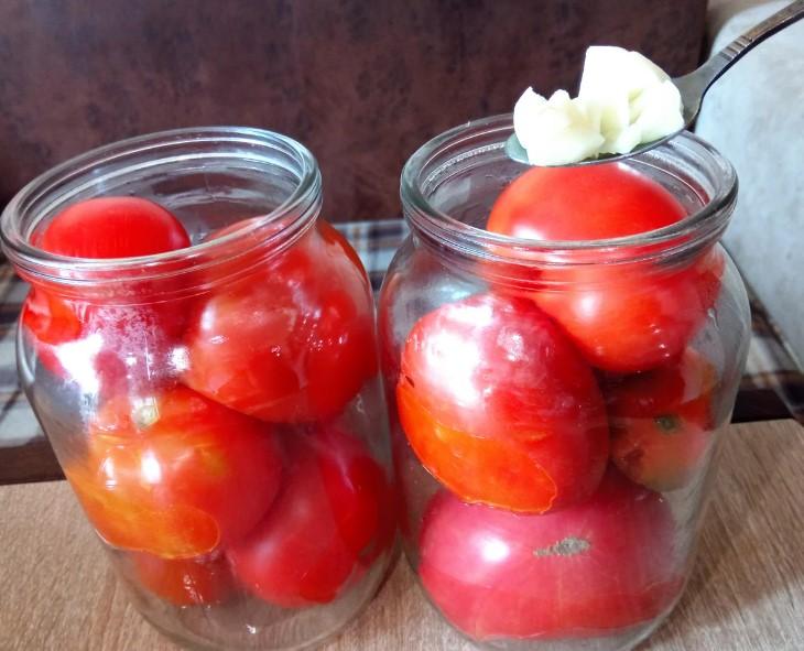 Помідори настільки прості та смачні, що цього року не замислюючись консервую лише так