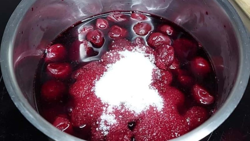 Ніжний пиріг з сирно-вишневою начинкою