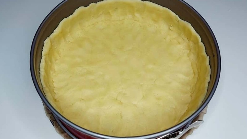 Ніжний пиріг з сирно-вишневою начинкою