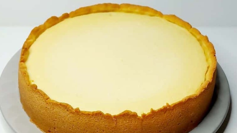 Ніжний пиріг з сирно-вишневою начинкою