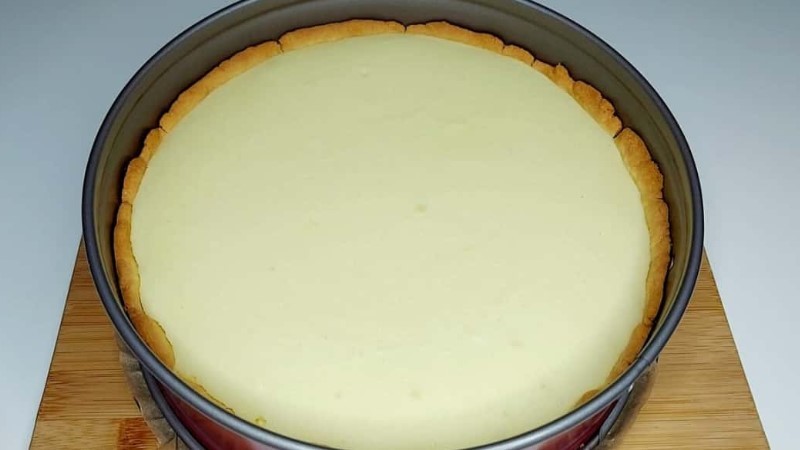 Ніжний пиріг з сирно-вишневою начинкою