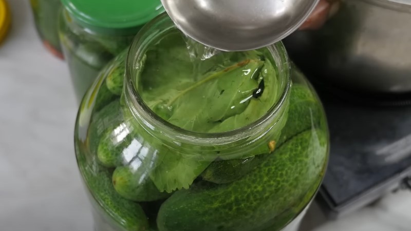 Ароматні квашені огірки на зиму. Хрумтять, як бочкові: рецепт без оцту та цукру