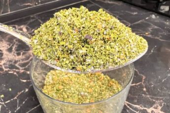 Як приготувати ароматну зелень-спецію вдома