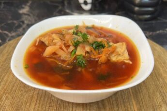 Борщ з квасолею та м'ясом