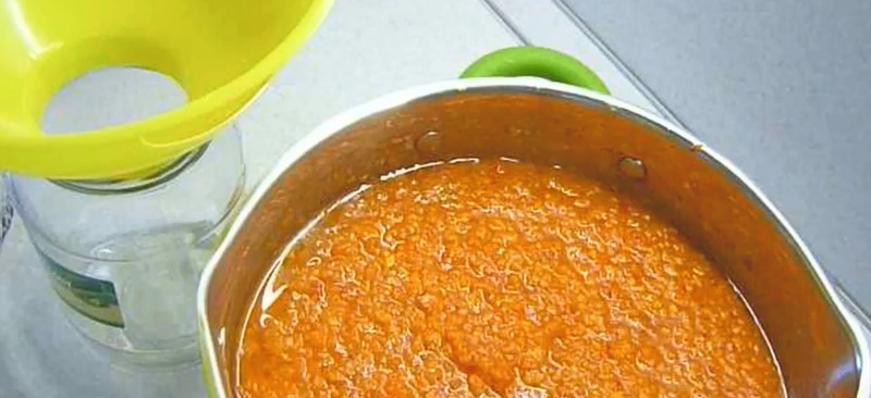 Домашня аджика на зиму з яблуками та помідорами