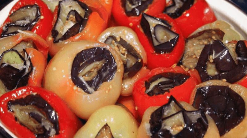 Перець, фарширований баклажанами на зиму без солі