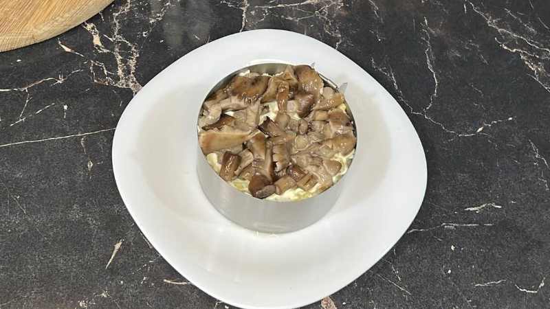 Салат Новорічний з м'ясом та грибами