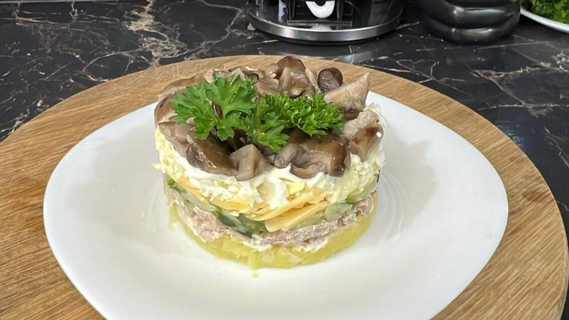 Салат Новорічний з м'ясом та грибами