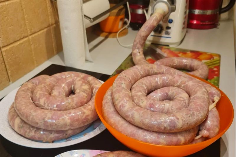 Як приготувати домашню ковбасу для запікання, коптіння і в морозилку