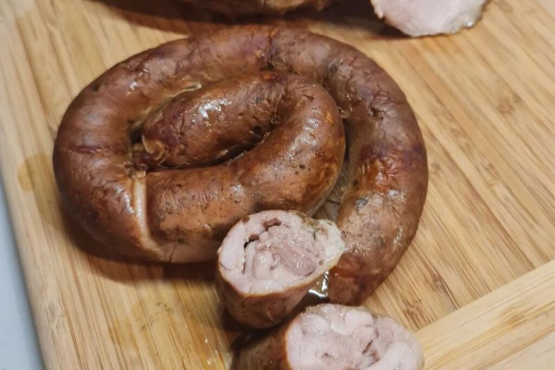 Як приготувати домашню ковбасу для запікання, коптіння і в морозилку