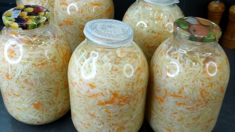 Квашена капуста за чеським рецептом: ніколи не пересолена, а хрускіт ніби квасили в бочці