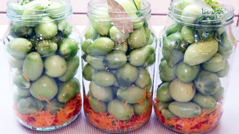 Мариновані зелені помідори з аджикою на зиму