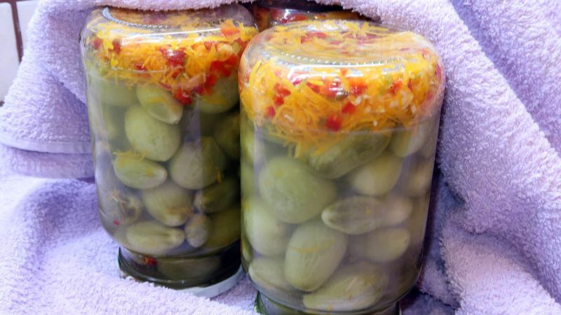 Мариновані зелені помідори з аджикою на зиму