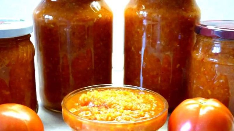 Аджика з яблуками та помідорами