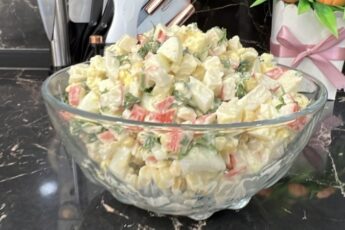 Легкий салат із крабовими паличками та сиром