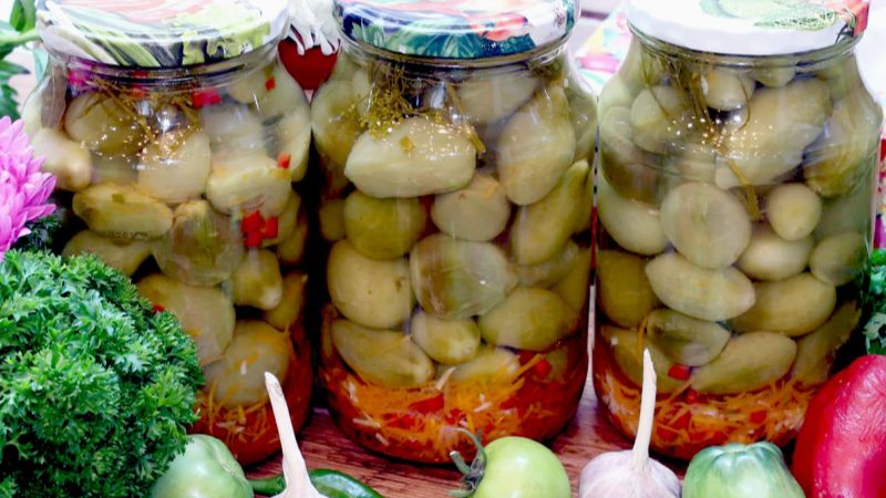 Мариновані зелені помідори з аджикою