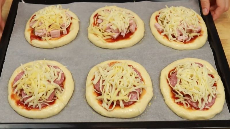 Готую ту саму «шкільну піцу» - рецепт, який сподобається дітям та дорослим