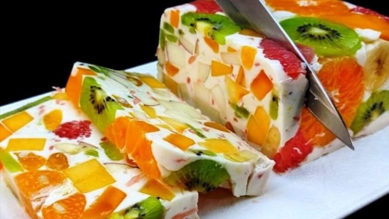 Молоко та фрукти - швидкий десерт без випічки та желатину