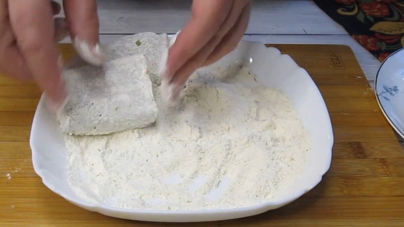 На вечерю минтай. Виходить соковита рибка, підливу вимочуватимете хлібом, як у дитинстві