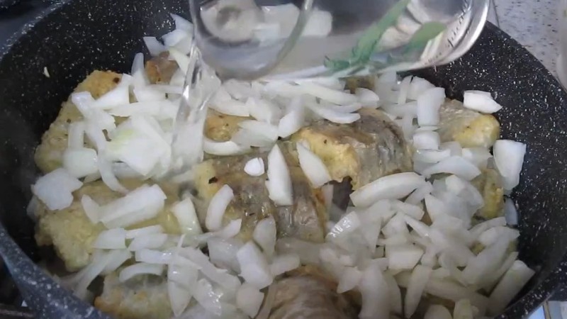 На вечерю минтай. Виходить соковита рибка, підливу вимочуватимете хлібом, як у дитинстві