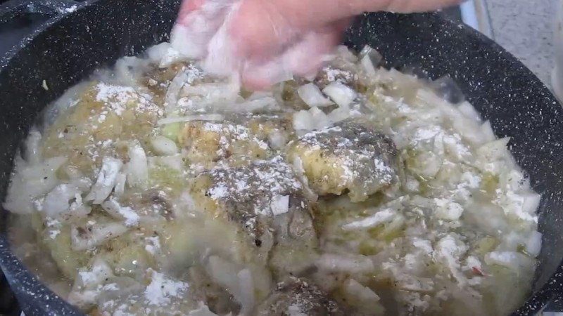 На вечерю минтай. Виходить соковита рибка, підливу вимочуватимете хлібом, як у дитинстві