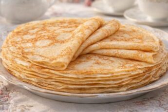 Тонкі млинці на молоці та воді, які не рвуться і легко перевертаються