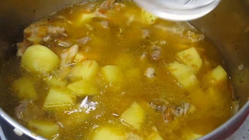 Коли готую цей суп - усі просять добавки: простий куліш із незвичною заправкою