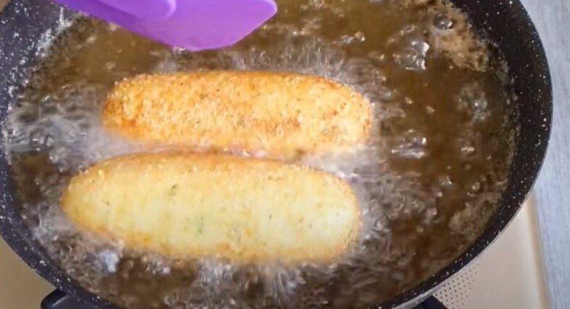 Картопляні рулети з сосисками - проста і ситна страва для всієї родини