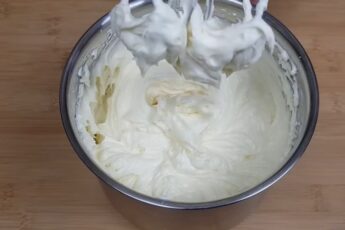 Ніжний крем для тортів «Пломбір»