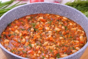 Пісна квасоля у томатному соусі