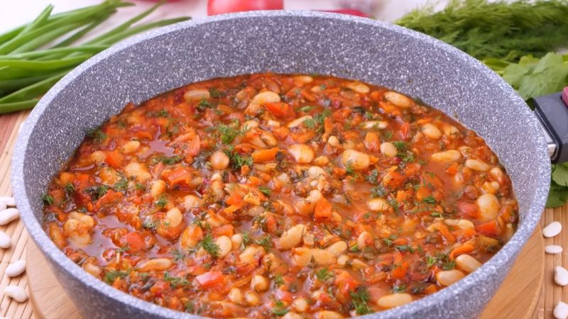 Пісна квасоля у томатному соусі